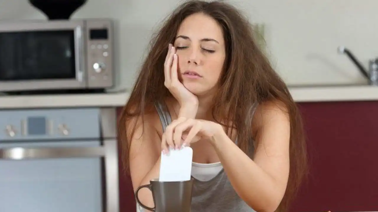 persona despertándose cansada a pesar de haber dormido varias horas