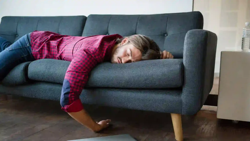 Persona que se siente agotada durante el día sin haber hecho esfuerzo físico